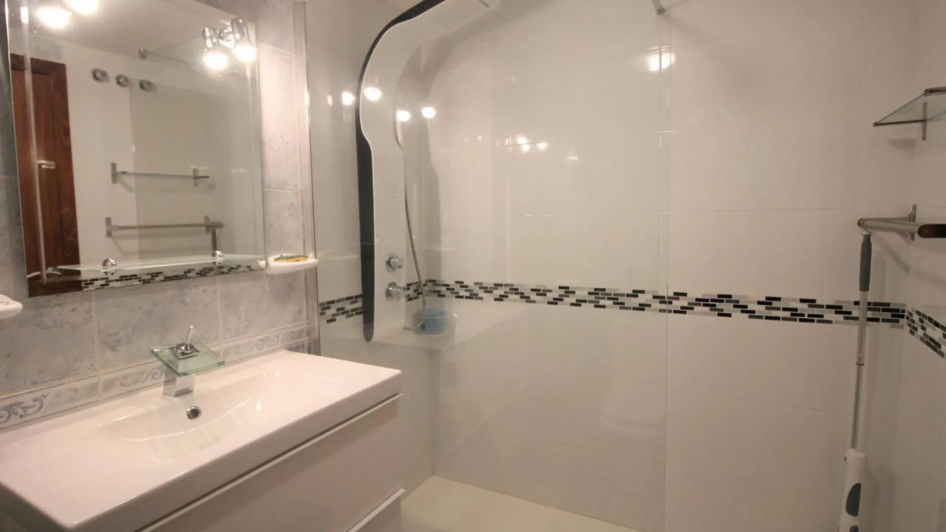Apartamento Con Terraza Y Parking A 400M De La Playa Del Port En Llanca - Es-228-156
