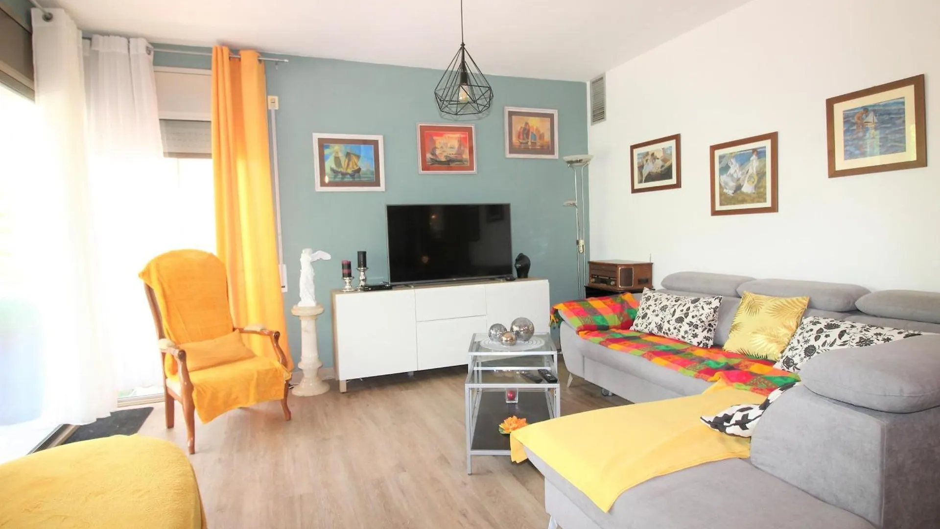 Apartamento Con Terraza Y Parking A 400M De La Playa Del Port En Llanca - Es-228-156
